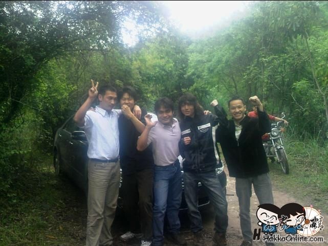 剧组工作人员就是“强”，我们成功把车推出来了！