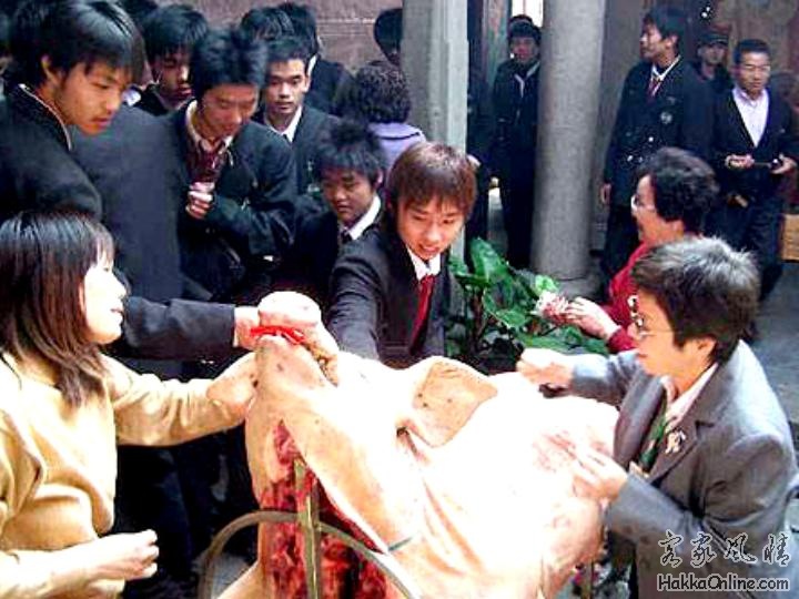 台湾苗栗客家学子文昌会上拔“智慧毛”情景.jpg